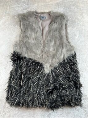 Yaira Faux Fur Vest Size S Gray Black Colorblock Hook Eye Closure Pockets Boho